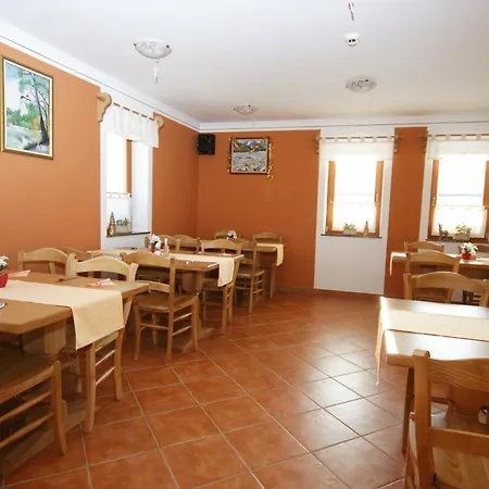 Penzion Toeroek Rooms, Bistro & Wellness Lesce (Upper Carniola)