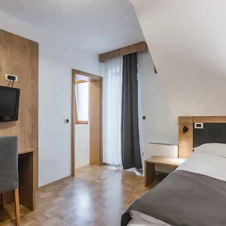 Guest house Toeroek Lesce (Upper Carniola)