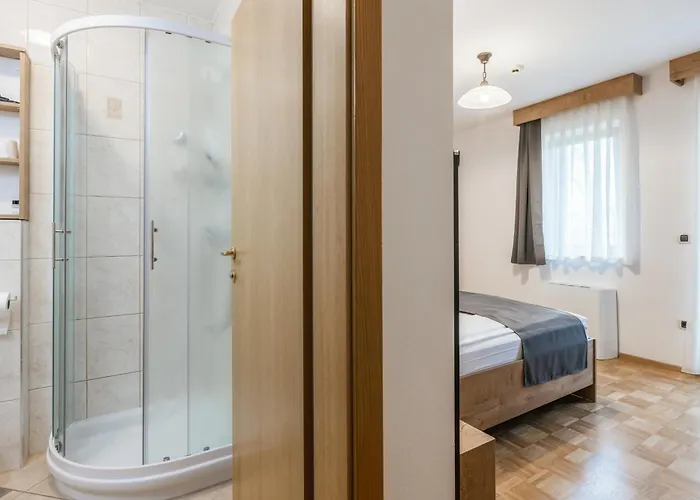 Toeroek Rooms, Bistro & Wellness Gasthof Lesce (Upper Carniola)