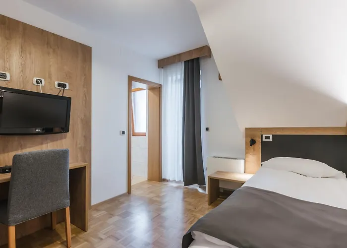 Konukevi Toeroek Rooms, Bistro & Wellness Lesce (Upper Carniola)